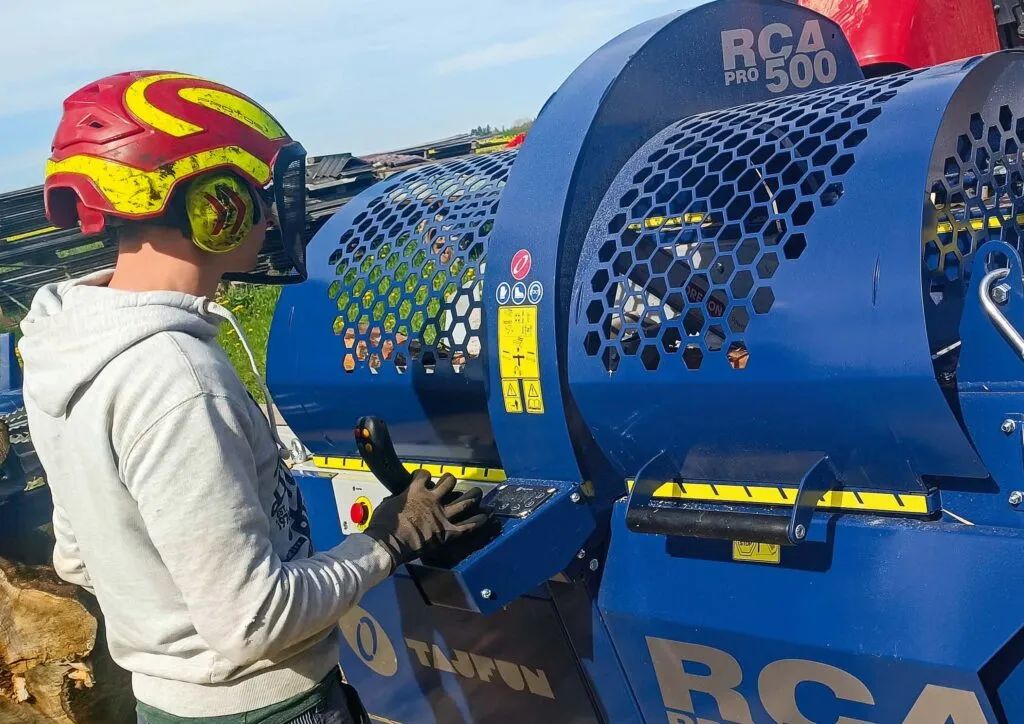 Фото 1: Виктория и Михаэль Хуттер провели месяц, раскалывая дрова с помощью дровокола RCA PRO 500 на ферме в Вальдфиртеле.