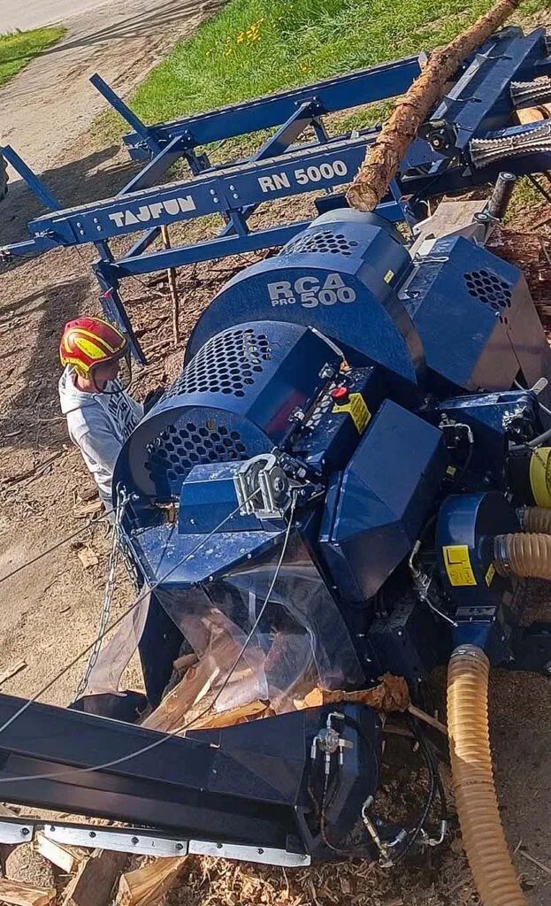 Фото 3: Общий вид дровокола RCA PRO 500 — от загрузочного конвейера до основного конвейера.