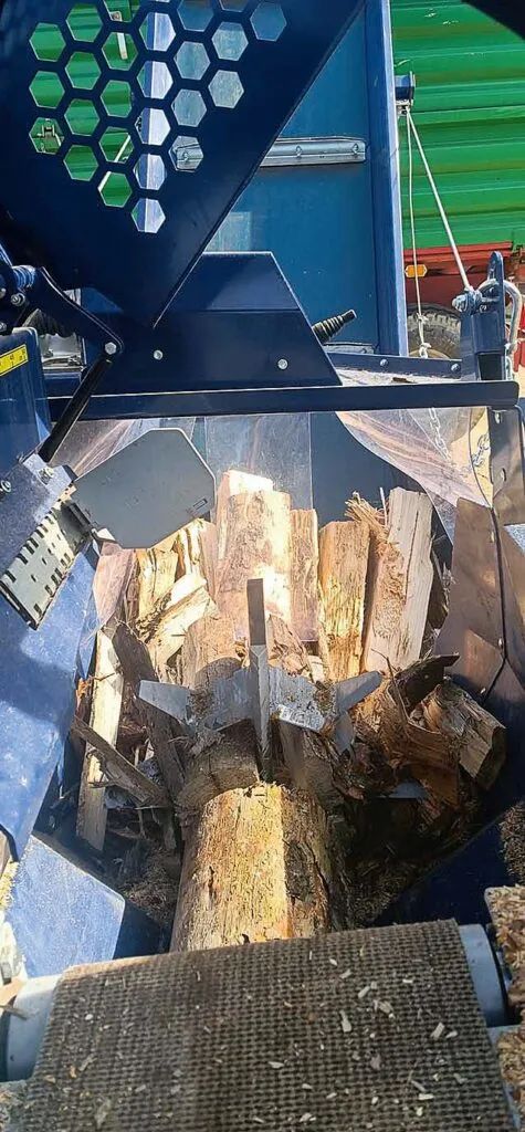 Фото 5: При распиловке последнего участка бревна особенно важна функция прижимных рукояток, которые фиксируют бревно и предотвращают застревание пильной шины. На изображении показан последний кусок бревна в раскалывающем канале.